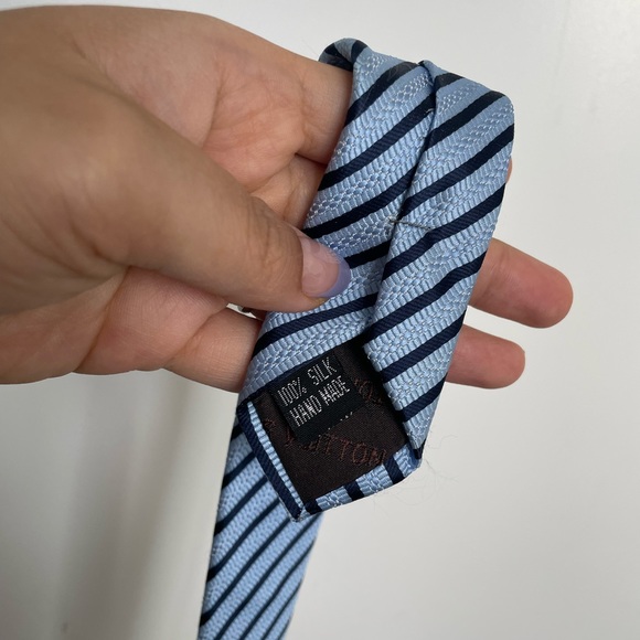 LV tie - Picture 3 of 4